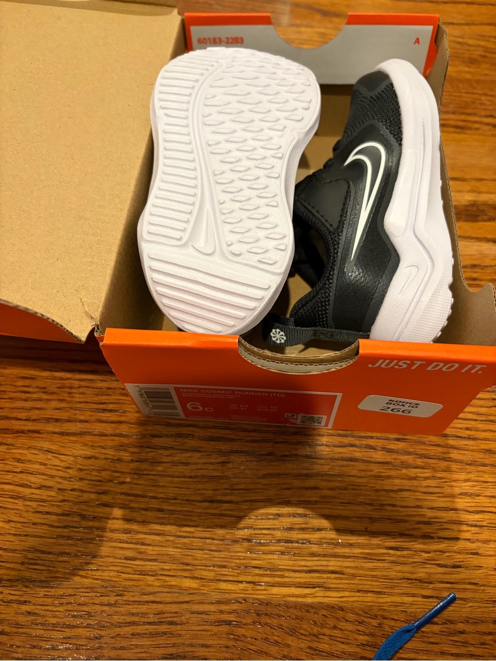 Nike Toddler 6c Black and White Running Shoes - Picture 2 of 3